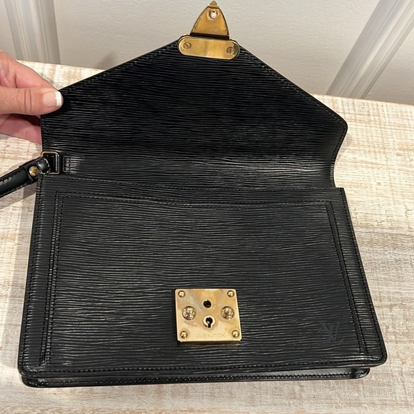 Louis Vuitton Black Epi Leather Pochette Serie Dragonne Clutch Bag with Key EUC - Picture 7 of 17